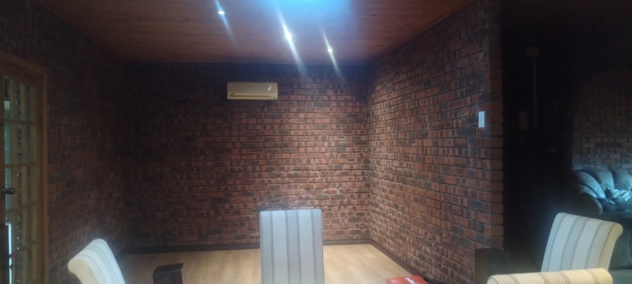 4 Bedroom Property for Sale in Flamingo Park Free State